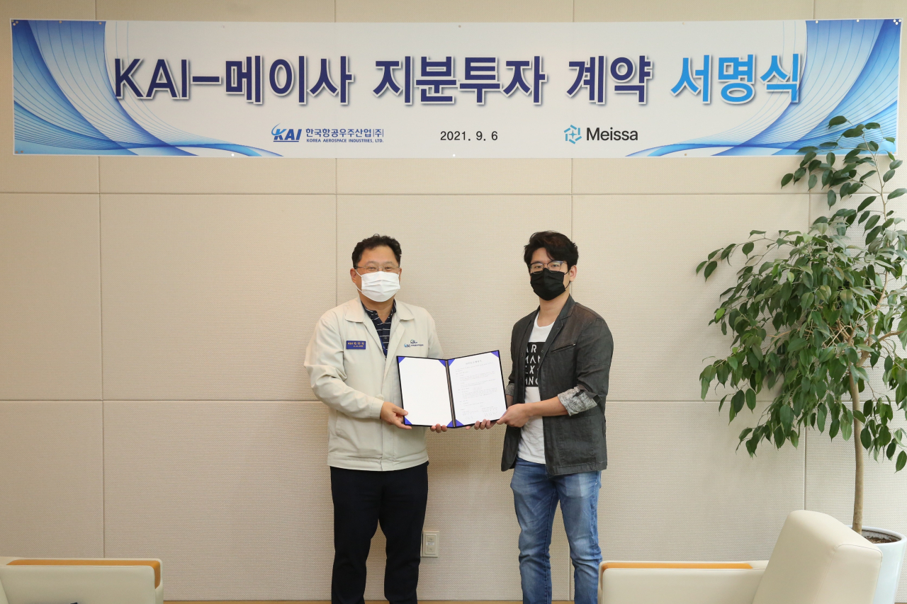 한국항공우주산업(KAI)은 지난 6일 국내 항공영상 분석 전문업체 ‘메이사’의 지분 20%를 인수하는 계약을 체결했다. 왼쪽부터 한창헌 KAI 미래사업부문장, 신승수 메이사 대표. [KAI 제공]
