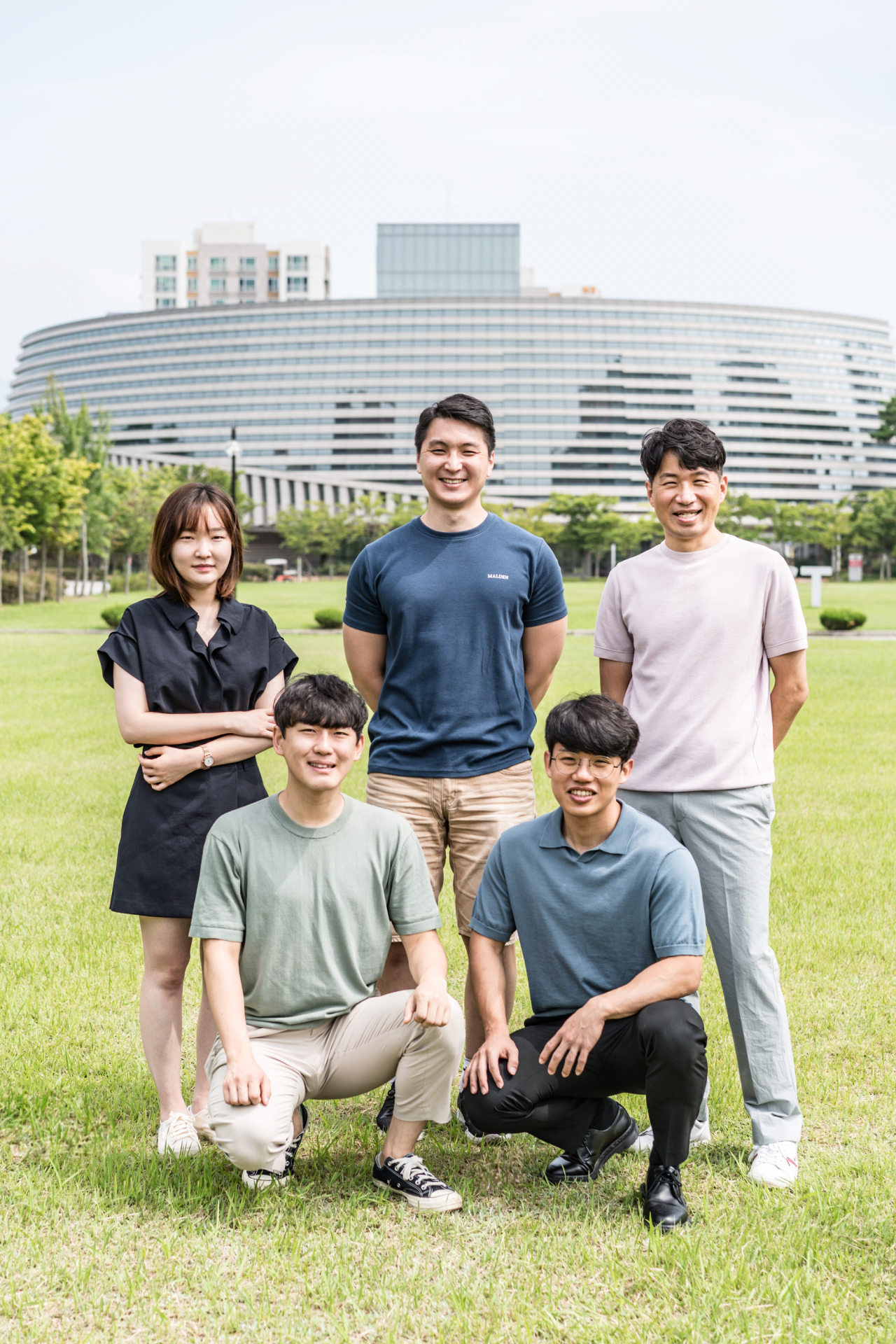 뒷줄 오른쪽 시계방향으로 장세희 박사과정생, 유영진 박사, 송영민 교수, 이길주 박사, 고주환 박사과정생. [광주과기원 제공]