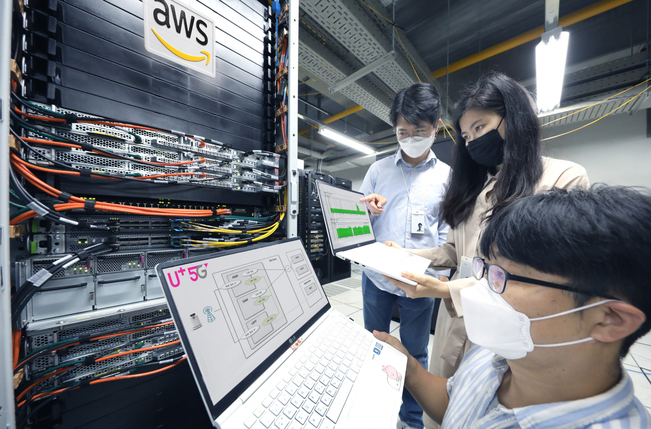 LG유플러스 직원들이 아마존 아웃포스트(AWS Outposts) 서버를 살펴보고 있다. [LG유플러스 제공]