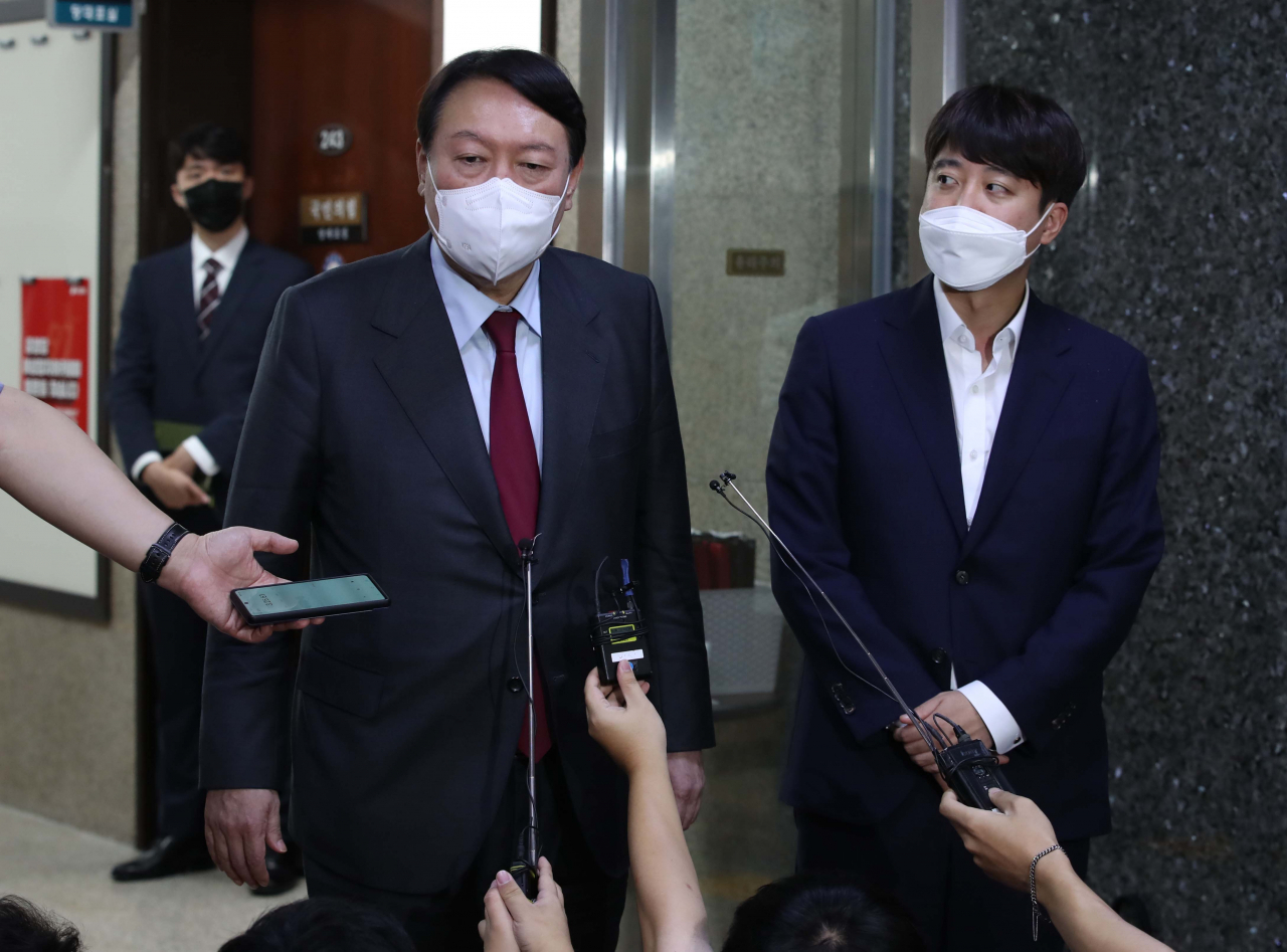 국민의힘 이준석(오른쪽) 대표와 국민의힘 대권주자인 윤석열 전 검찰총장이 6일 서울 여의도 국회 당대표실에서 비공개 면담을 마친 뒤 취재진의 질문에 답하고 있다. [연합]