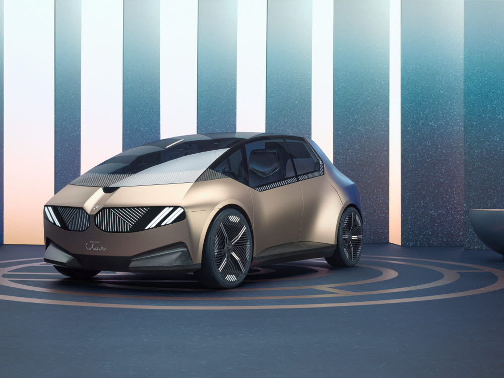 BMW는 IAA 모빌리티 2021에서 100% 재활용이 가능한 재료를 사용한 'i비전 서큘라'를 선보였다. BMW i비전 서큘라.[BMW 제공]