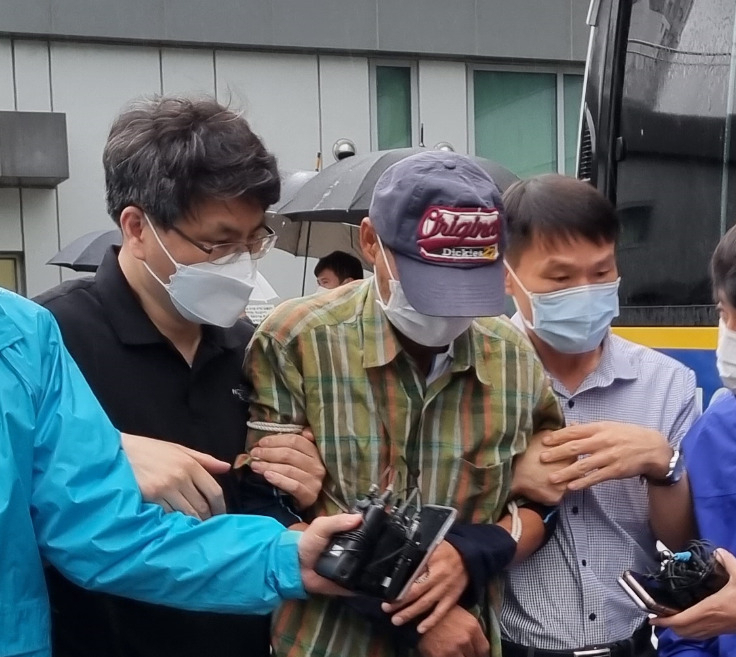 7일 오전 서울 중랑경찰서에서 전자발찌를 찬 채 여성들을 협박한 혐의를 받는 50대 남성이 경찰관들에게 붙들려 나오고 있다. 김영철 기자