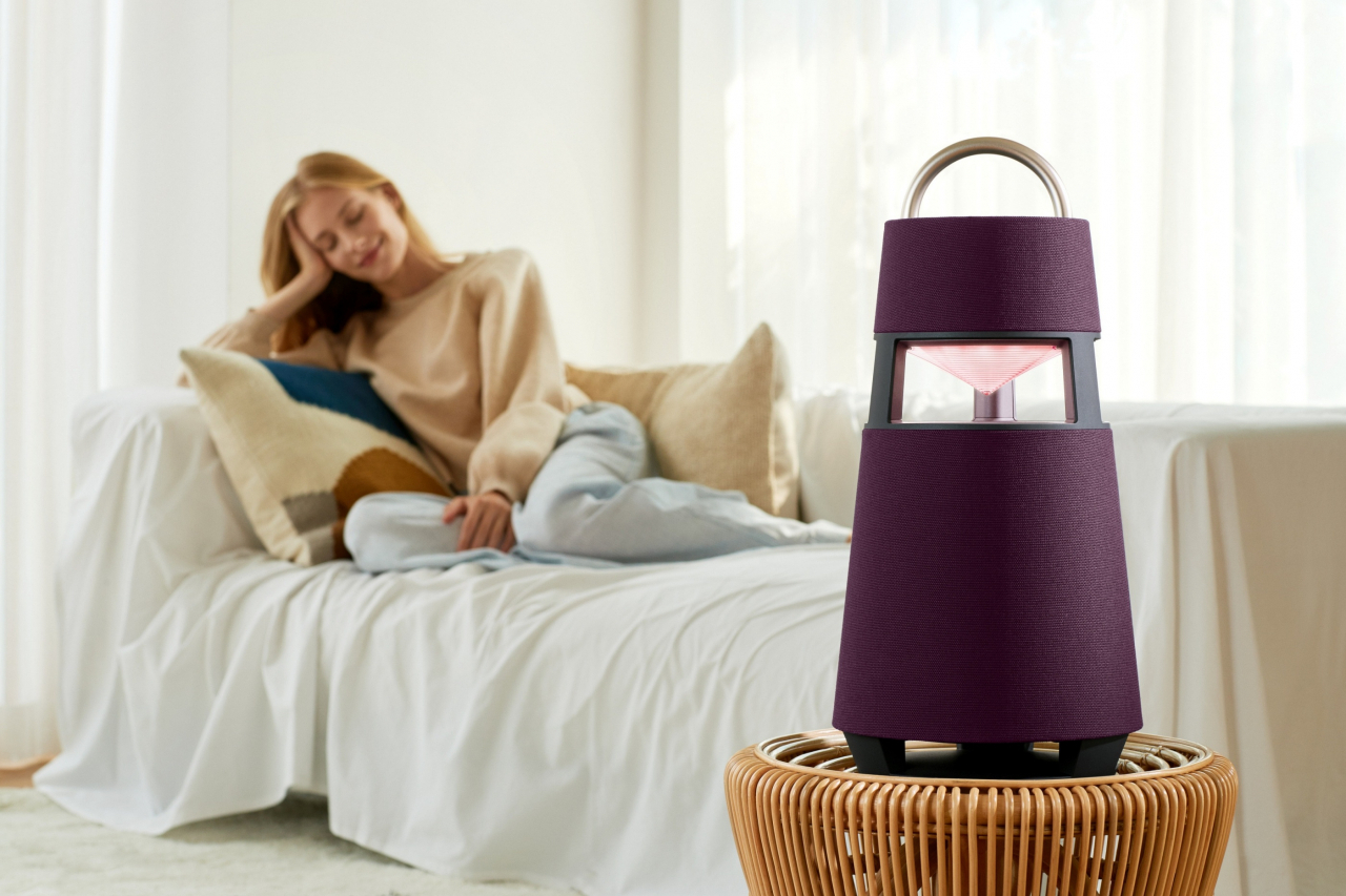 LG전자가 7일 출시한 프리미엄 무선 스피커 LG 엑스붐 360로 음악을 감상하는 모습. [LG전자 제공]