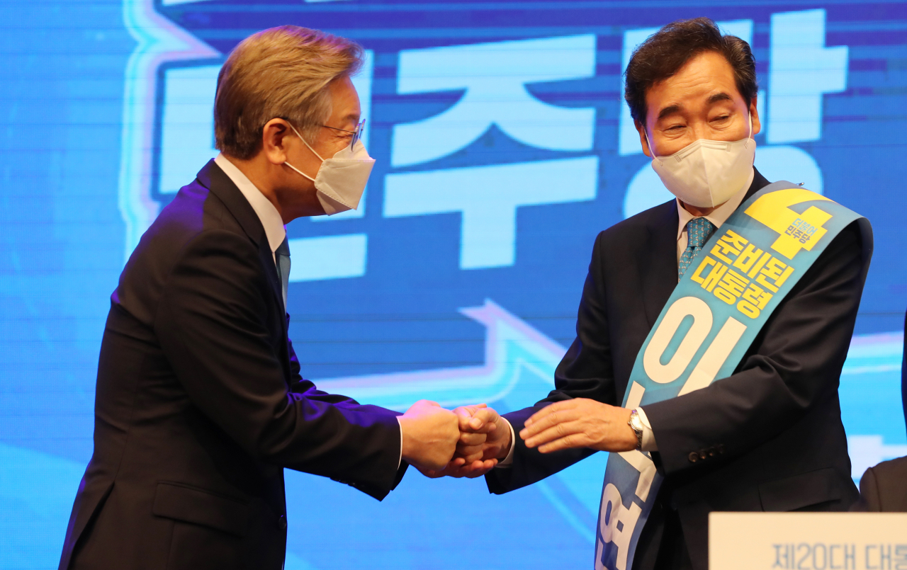 '충북·세종 민주당 순회 경선' 에서 1위를 차지한 이재명 더불어민주당 대선 경선후보(왼쪽)가 지난 5일 오후 충북 청주시 서원구 CJB컨벤션센터에서 이낙연 후보자와 인사하고 있다. [연합]
