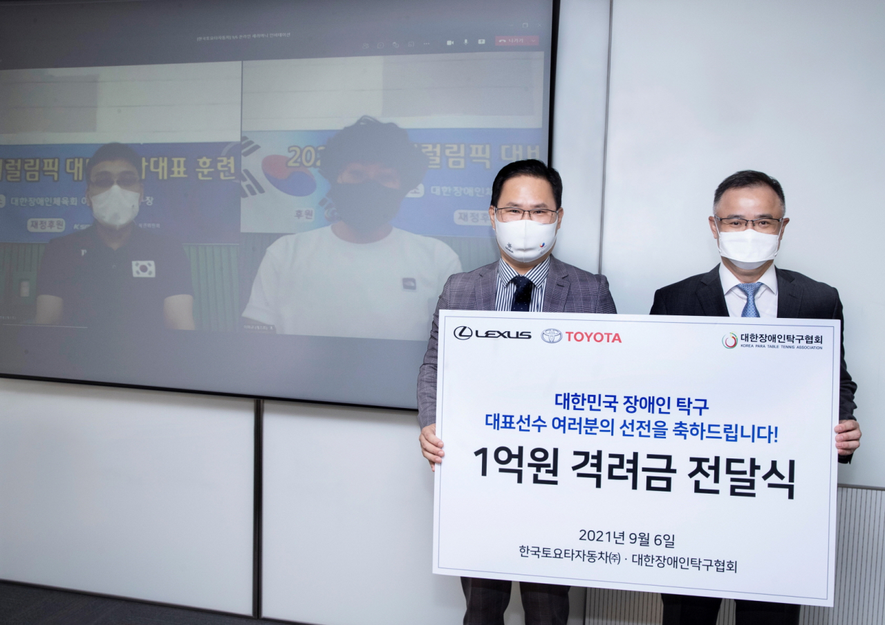 왼쪽부터 대한장애인탁구협회 소속 주영대 선수, 이미규 선수, 대한장애인탁구협회 유재성 협회장, 한국토요타자동차 타케무라 노부유키 사장. [한국토요타자동차 제공]