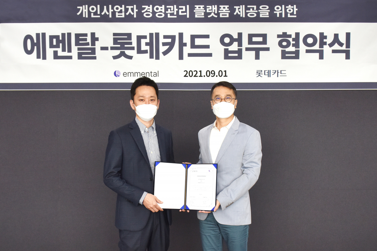 롯데카드와 에멘탈이 지난 1일 한정욱(우측) 롯데카드 디지털본부장과 이성봉 에멘탈 대표이사가 참석한 가운데 서울 종로구 롯데카드 본사에서 업무 협약을 체결했다.