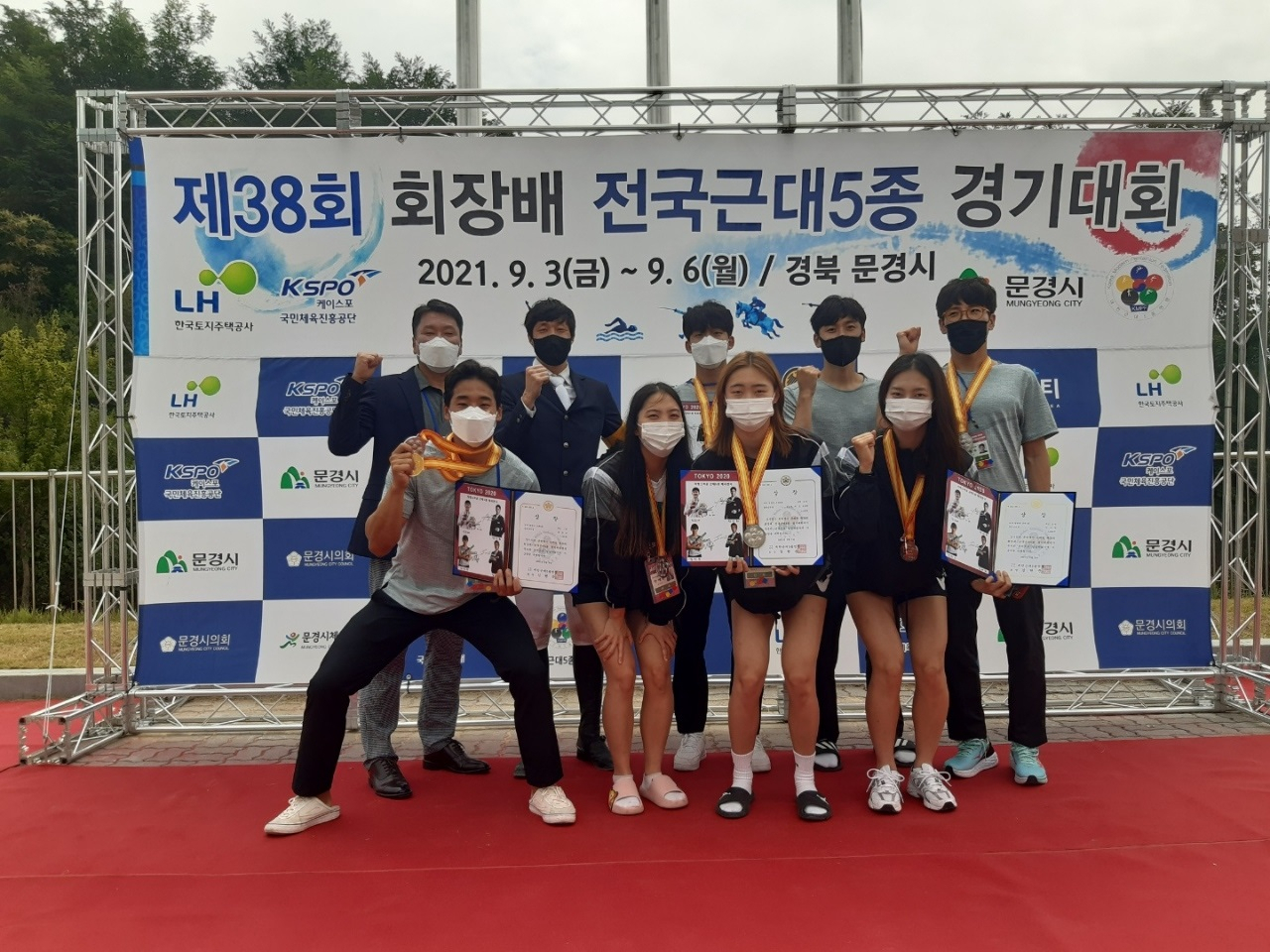 충남도청 근대 5종팀이 전국대회에서 우수한 성적을 거두고 7일 기념촬영을 하고 있다.