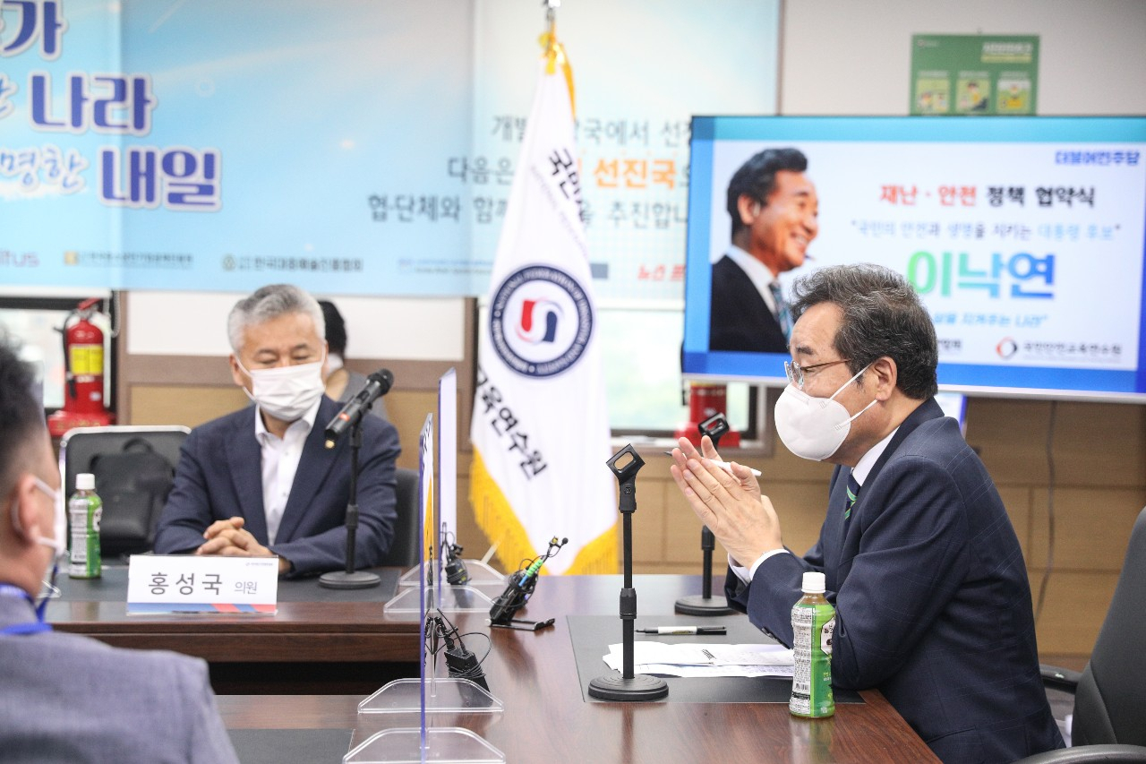 이낙연 더불어민주당 대선 예비후보가 7일 오전 마포구 소재 국민재난안전총연합회 회의실에서 국민재난안전총연합회 정책협약식에서 발언을 하고 있다. [사진=이낙연 캠프]