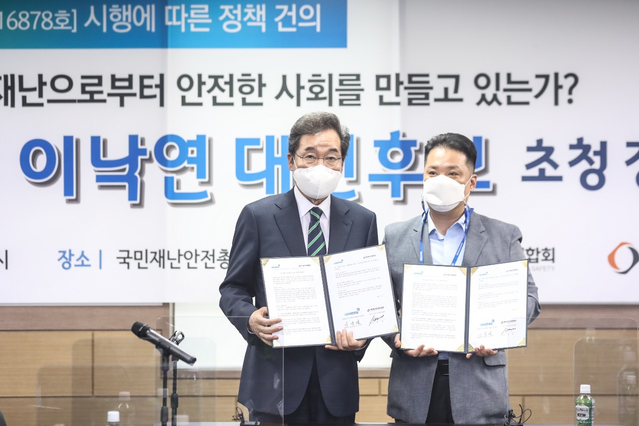 이낙연 더불어민주당 대선 예비후보가 7일 오전 마포구 소재 국민재난안전총연합회 회의실에서 정책협약식을 한 뒤 기념사진을 찍고 있다. [사진=이낙연 캠프]