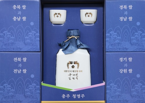 문재인 대통령 부부는 추석명절을 맞아 국민 1만5000명에게 팔도쌀을 선물로 전달한다. [청와대 제공]