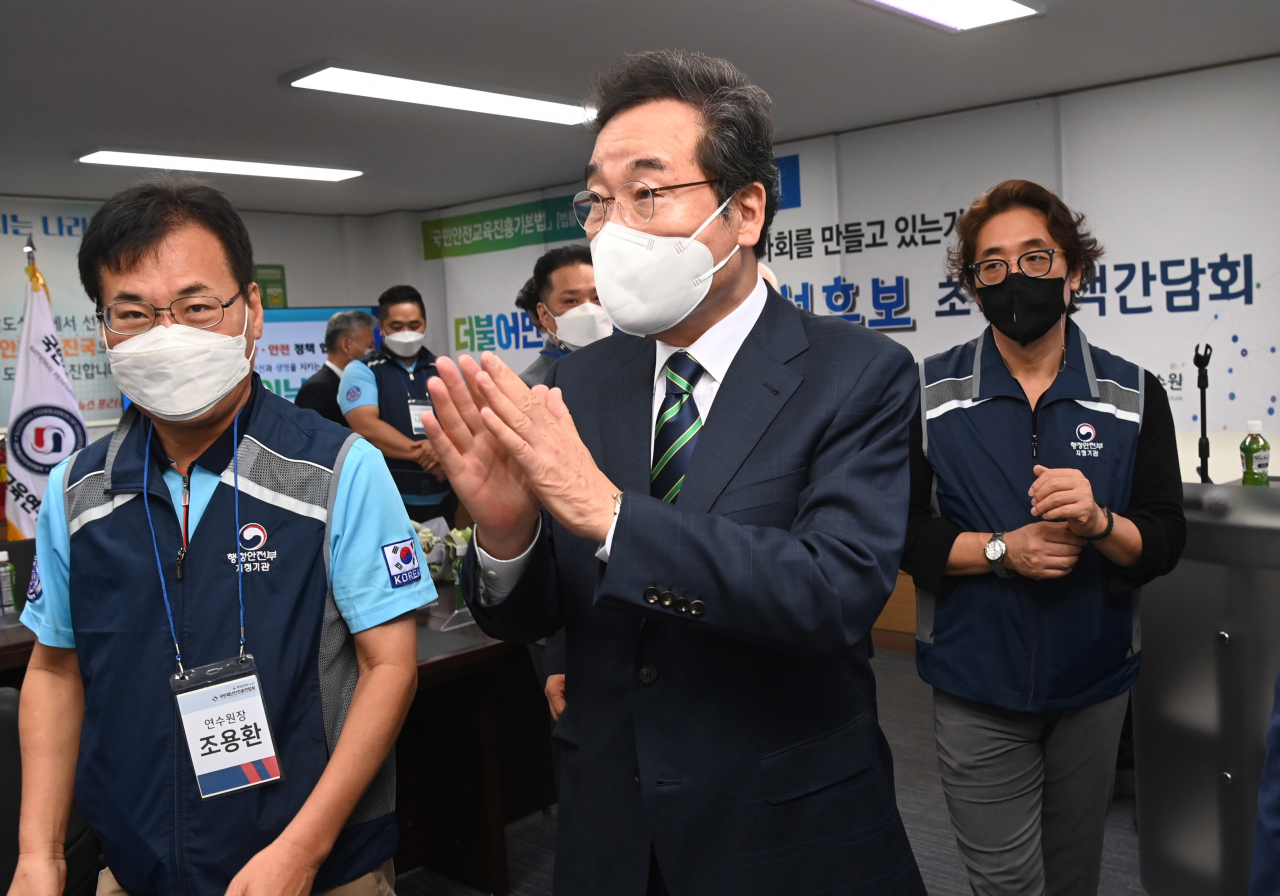 더불어민주당 이낙연 대선 경선 후보가 7일 오전 서울 마포구 국민재난안전총연합회에서 열린 정책협약식에서 박수치고 있다. [연합]