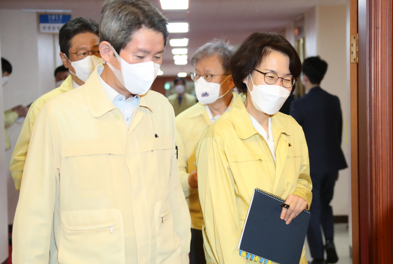 이인영 통일부 장관은 7일 국회 외교통일위원회 업무보고에서 북한이 대남·대미전략을 탐색중이라고 밝혔다. 이 장관이 업무보고에 앞서 국무회의에 참석하고 있다. [연합]