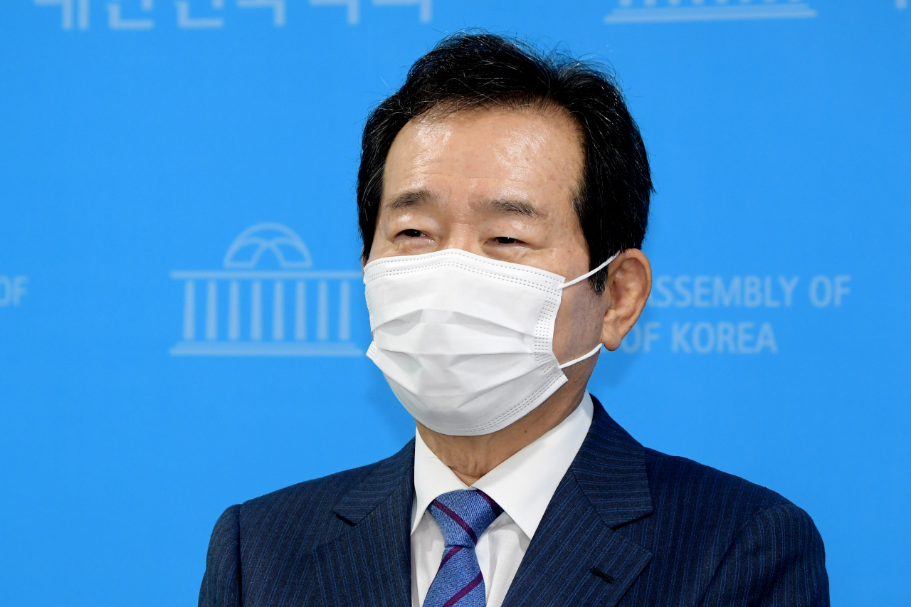 더불어민주당 대권 주자인 정세균 전 국무총리가 지난달 26일 오전 서울 여의도 국회 소통관에서 흠집 없는 정세균의 없는 개혁 시리즈 3탄 '교육부 없는 교육개혁' 공약 발표 기자회견을 마치고 취재진 질문에 답하고 있다. [연합]