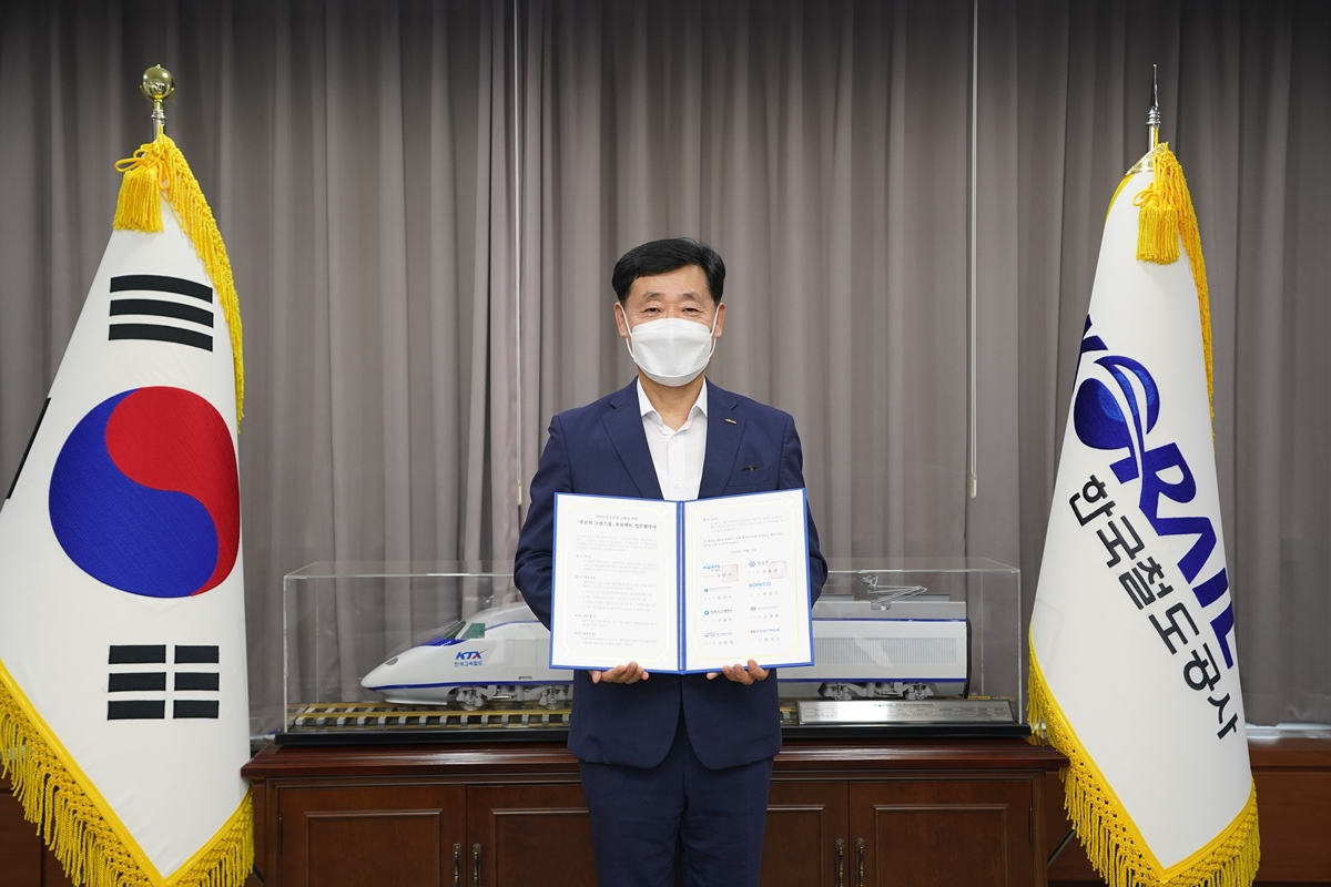 정왕국 한국철도(코레일) 사장직무대행이 7일 대전 유성구청-서부교육청-공공기관 등과 대전지역 초·중학교의 친환경 녹지 조성 지원 사업 ‘푸르미 그린스쿨’ 추진을 위한 업무협약을 비대면으로 체결했다.