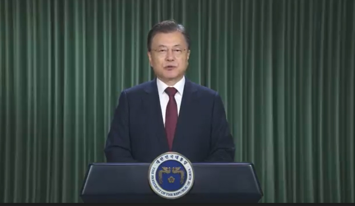 문재인 대통령 7일 사회복지의 날을 맞아 영상 축사를 하고 있다. [청와대 제공]