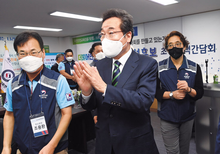 더불어민주당 이낙연 대선 경선 후보가 7일 오전 서울 마포구 국민재난안전총연합회에서 열린 정책간담회에서 참석들과 대화 하고 있다. [국회사진기자단]