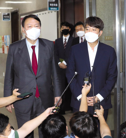 이준석 국민의힘 대표와 윤석열 대선 경선 예비후보가 6일 오전 서울 여의도 국회 당대표실에서 회동 후 윤 후보 관련 ‘고발사주 의혹’ 등 취재진의 질문에 답하고 있다. 이상섭 기자