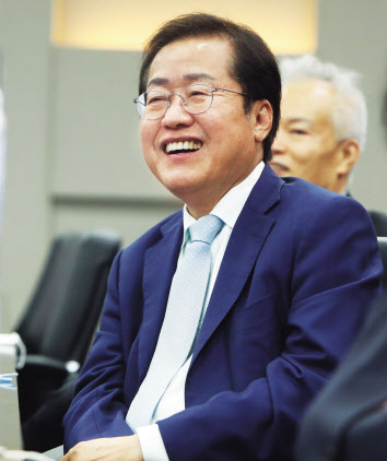 국민의힘 대권주자인 홍준표 의원이 7일 오전 경기도 화성시 삼성전자 화성캠퍼스를 방문해 환하게 웃고 있다. [연합]
