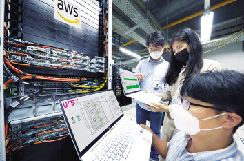 LG유플러스 직원들이 아마존 아웃포스트(AWS Outposts) 서버를 살펴보고 있다. [LG유플러스 제공]