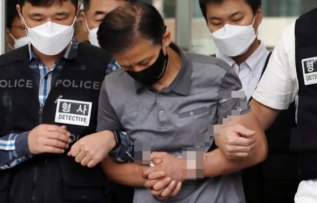 전자발찌 훼손 전후로 여성 2명 살해 혐의를 받는 강윤성이 7일 오전 서울 송파경찰서에서 이송되고 있다. 송파서는 이날 강씨를 서울동부지검에 송치했다. [연합]