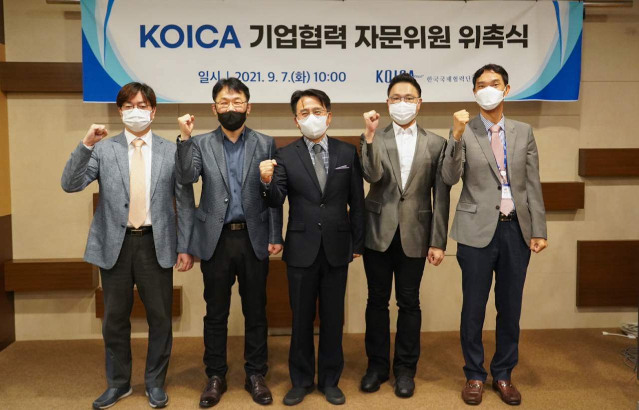 7일 경기도 성남시 코이카 본부에서 기업협력 자문위원 위촉식은 대면 및 비대면으로 동시 진행되었다. 대면으로 위촉식에 참석한 (왼쪽부터) 전홍민 한국개발전략연구소 이사, 송호근 성남산업진흥원 경영기획부장, 송민현 코이카 사업전략·파트너십본부 이사, 김민석 지속가능연구소 소장, 이상백 코이카 기업협력사업실장이 기념사진을 촬영하고 있다. [코이카 제공]