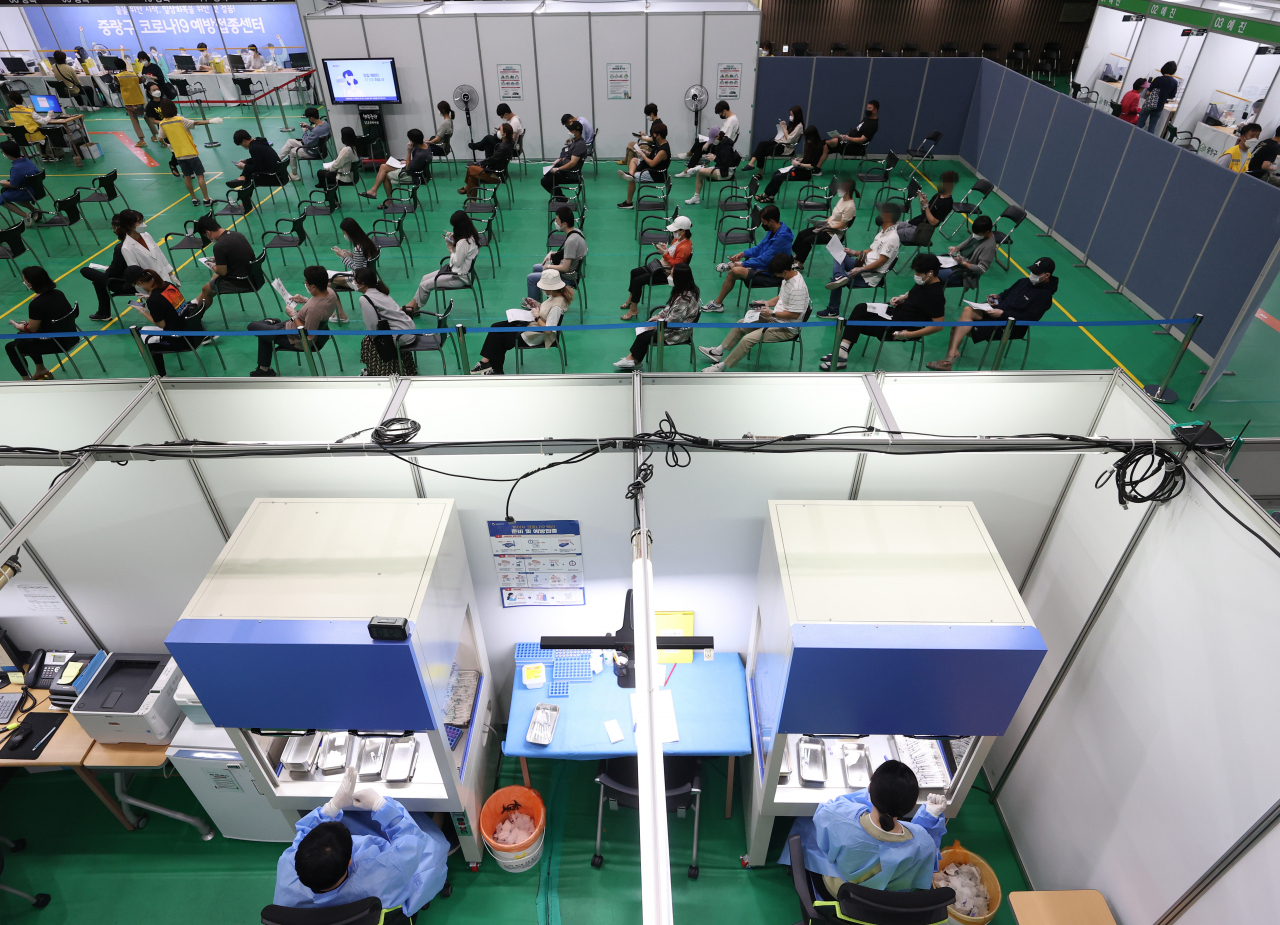 서울 중랑문화체육관에 마련된 접종센터에서 백신 접종을 마친 시민들이 이상반응 모니터링을 기다리고 있다. [연합]
