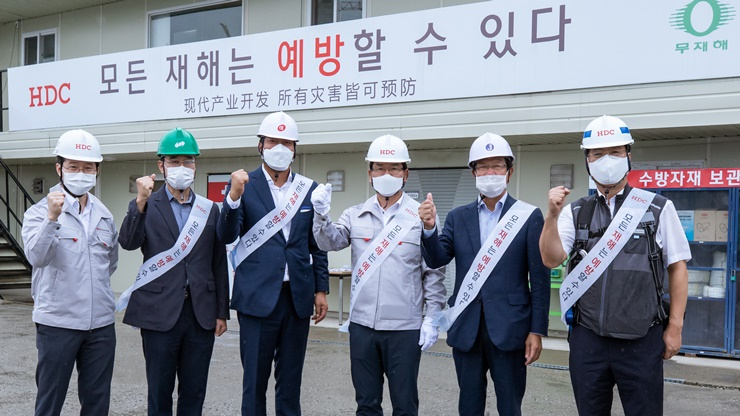 HDC현대산업개발이 추석을 앞두고 협력사 금융지원을 시행한다. 사진은 지난달 27일 권순호 사장(오른쪽 세번째) 등 임원진이 안전점검을 위해 서울 강동구 둔촌동 둔촌주공 재건축 현장을 방문한 모습. [HDC현대산업개발 제공]