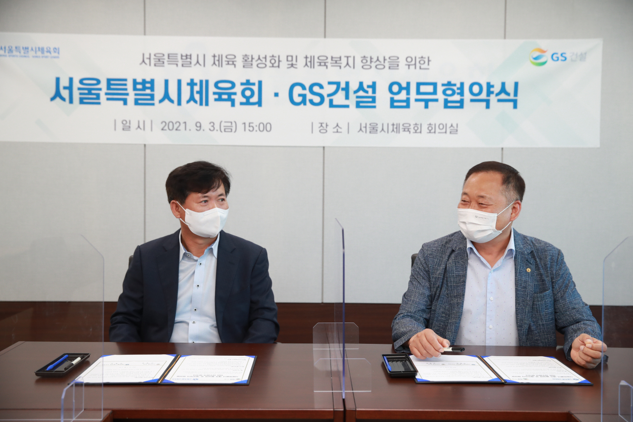 서울시체육회에서 열린 ‘서울특별시 체육 활성화 및 체육복지 향상을 위한 업무협력’ 협약식에 참석한 김세한 GS건설 총무담당(왼쪽)과 임홍준 서울특별시체육회 사무처장이 서명을 진행하고 있다. [GS건설 제공]