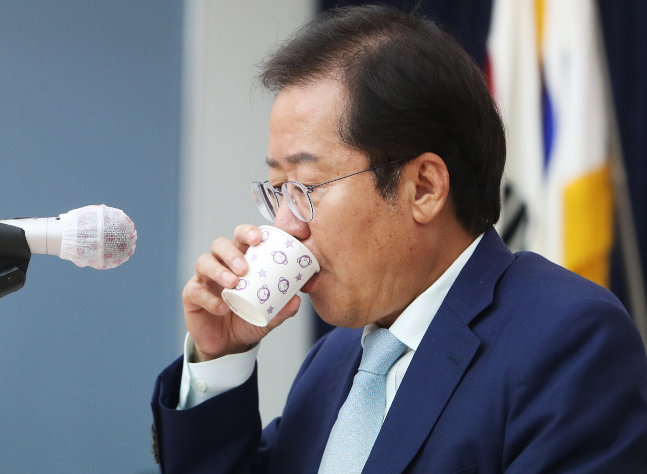 국민의힘 대권주자인 홍준표 의원이 7일 오전 경기도 수원시 국민의힘 경기도당에서 열린 경기도당 주요 당직자 간담회에서 물을 마시고 있다. [연합]