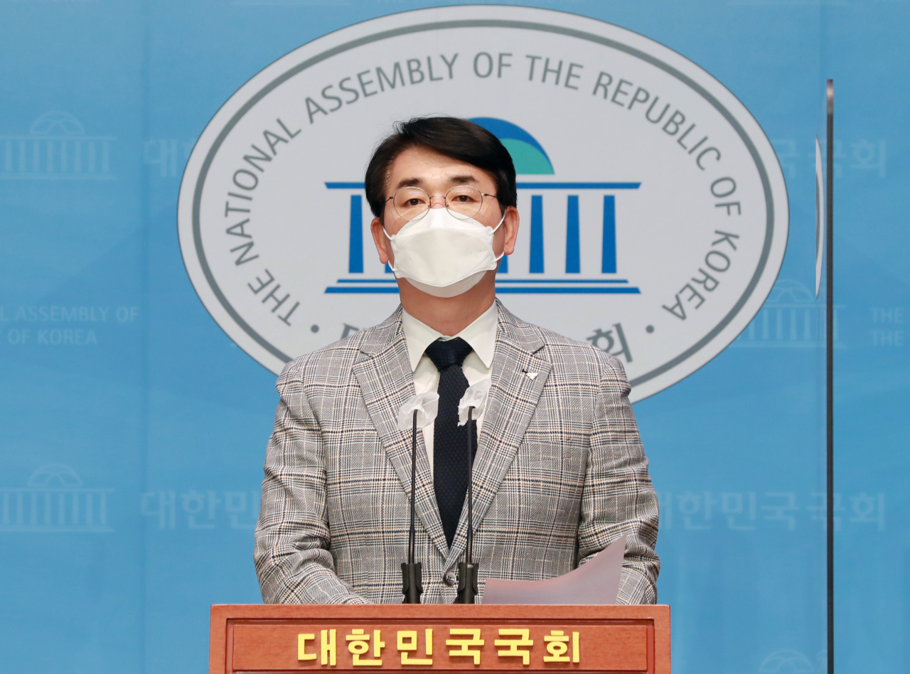 더불어민주당 박용진 대선 경선 후보가 7일 서울 여의도 국회 소통관에서 기자회견을 열고, 당원들의 지지를 호소하고 있다. [연합]