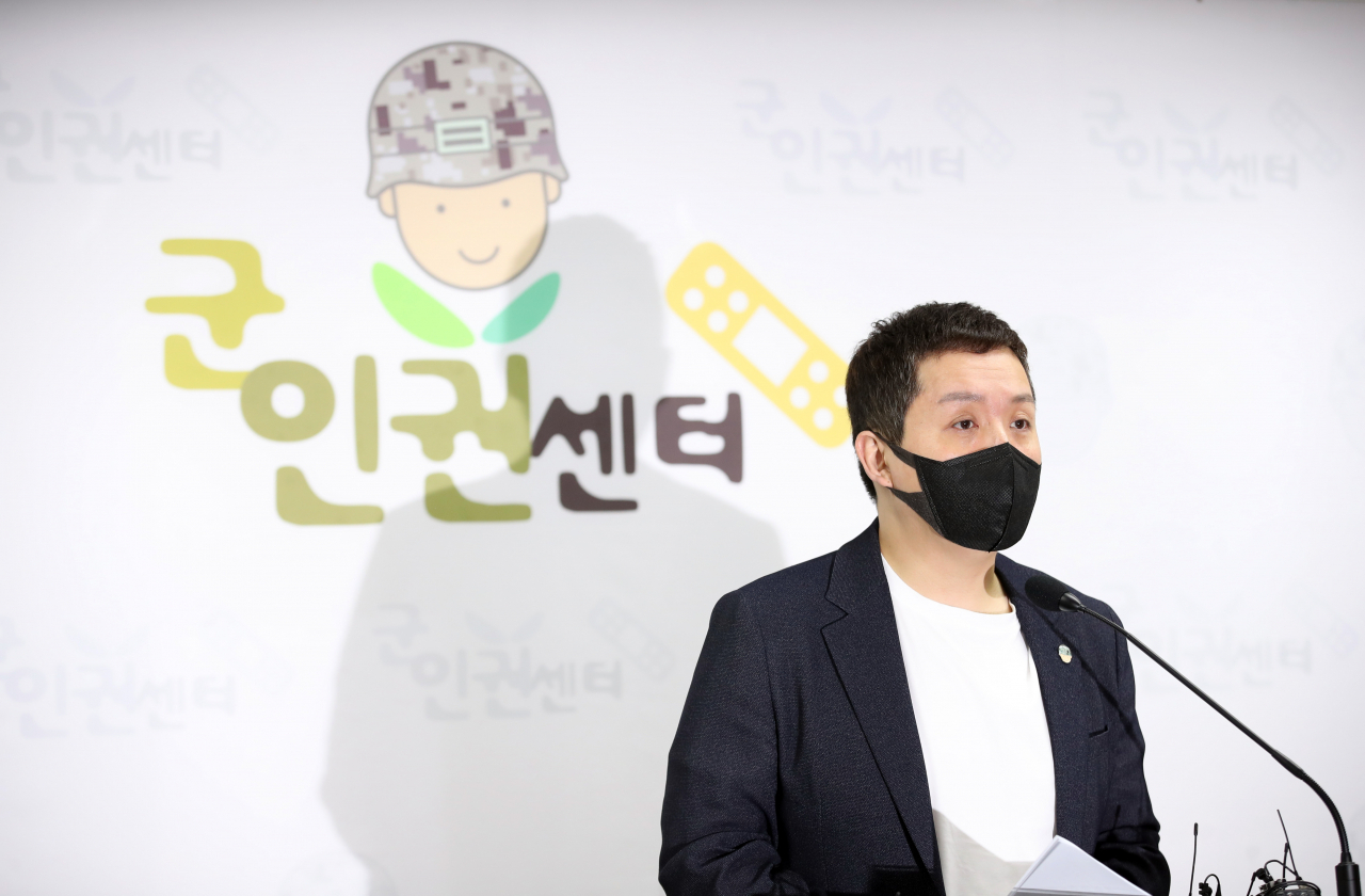 임태훈 군인권센터 소장이 7일 오전 서울 마포구 군인권센터에서 해군 강감찬함 소속 일병 사망 사건과 관련한 기자회견문을 발표하고 있다. [연합]