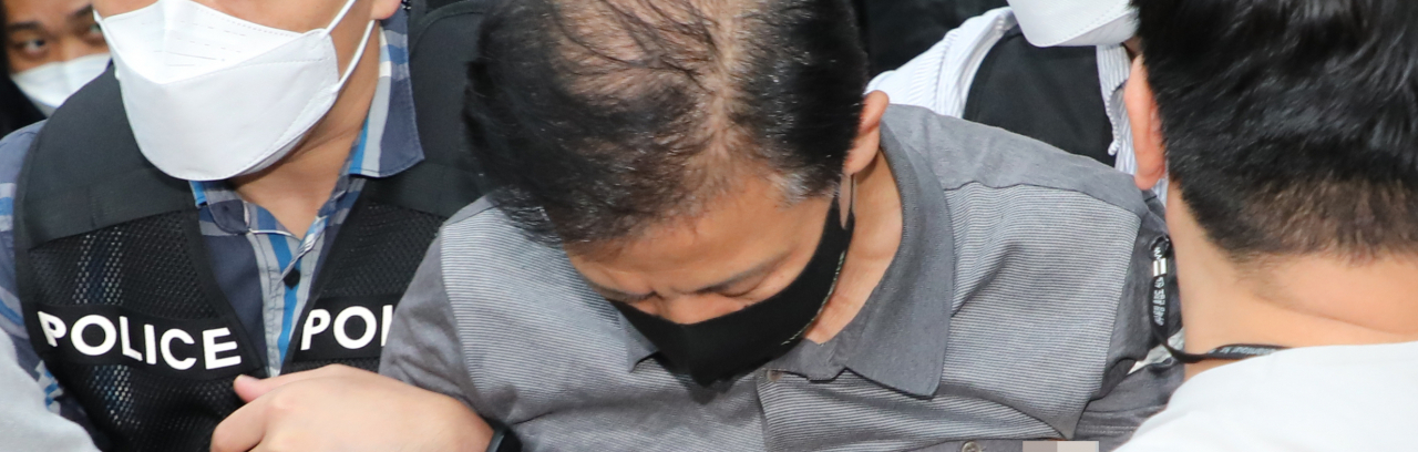 전자발찌 훼손 전후로 여성 2명을 살해한 혐의를 받는 강윤성이 7일 오전 송파경찰서에서 이송되고 있다. 송파경찰서는 이날 강씨를 서울동부지검에 송치했다. [연합]
