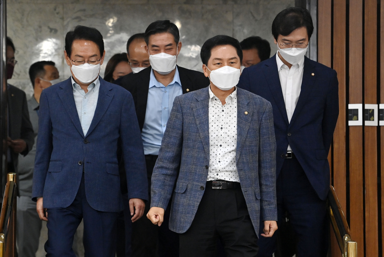 국민의힘 김기현 원내대표가 7일 서울 여의도 국회에서 열린 원내대책회의에 참석하고 있다. [연합]