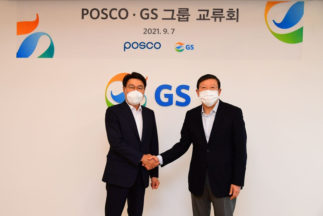 7일 오후 서울 강남구 GS타워에서 열린 ‘GS-포스코 그룹 교류회’에 참석한 GS그룹 허태수 회장(오른쪽)과 포스코그룹 최정우 회장(왼쪽)이 배터리 리사이클링 및 신모빌리티 합작법인(JV)을 설립하고, 수소사업 협력을 위한 전략적 업무협약(MOU)을 체결하는 등 5개 분야에서 양사의 핵심 신사업 협력방안을 논의했다. [GS그룹 제공]