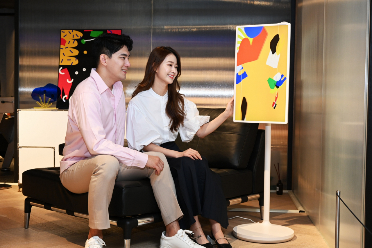 LG전자가 유명 아트디렉터 차인철 작가와 함께 진행한 롯데백화점 강남점 내 더콘란샵에서 라이프스타일 스크린 전시에서 LG 스탠바이미를 살펴보는 모습. [LG전자 제공]