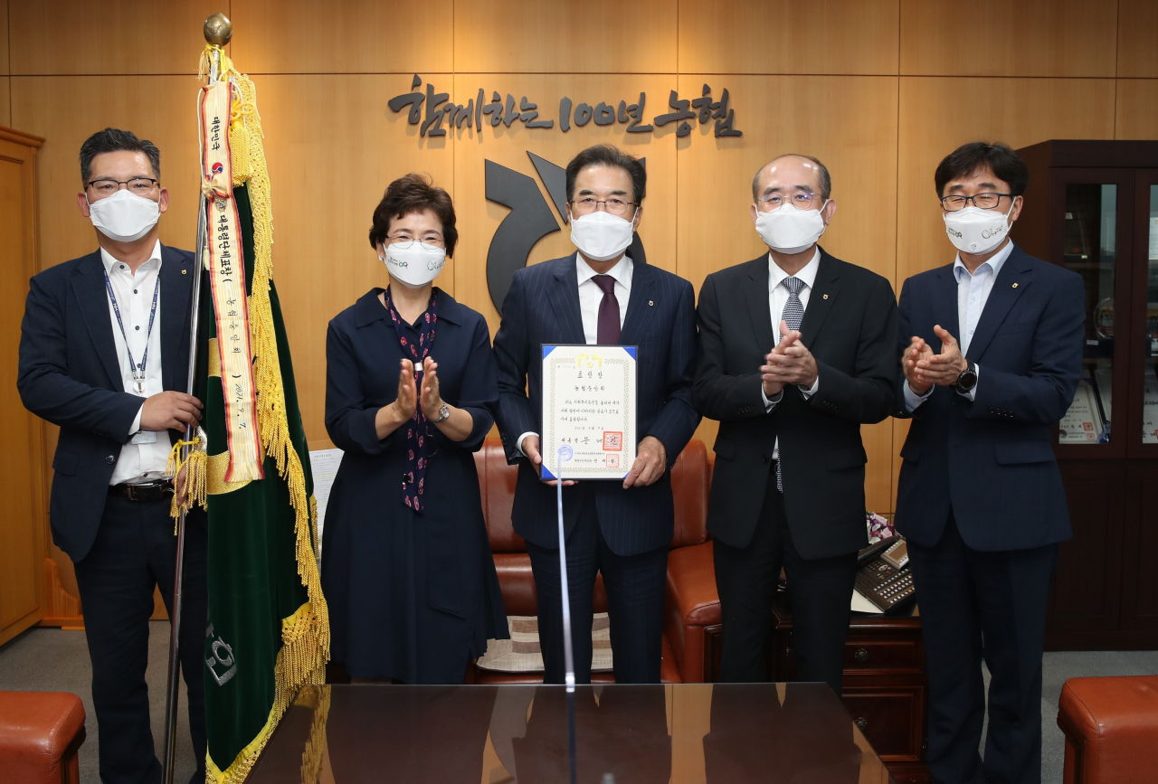 어성희(가운데) 농협중앙회장은 '사회복지의 날'을 맞아 사회복지 유공 부문에서 대통령 표창을 수상한 후 기념 촬영하고 있다. [농협 제공]
