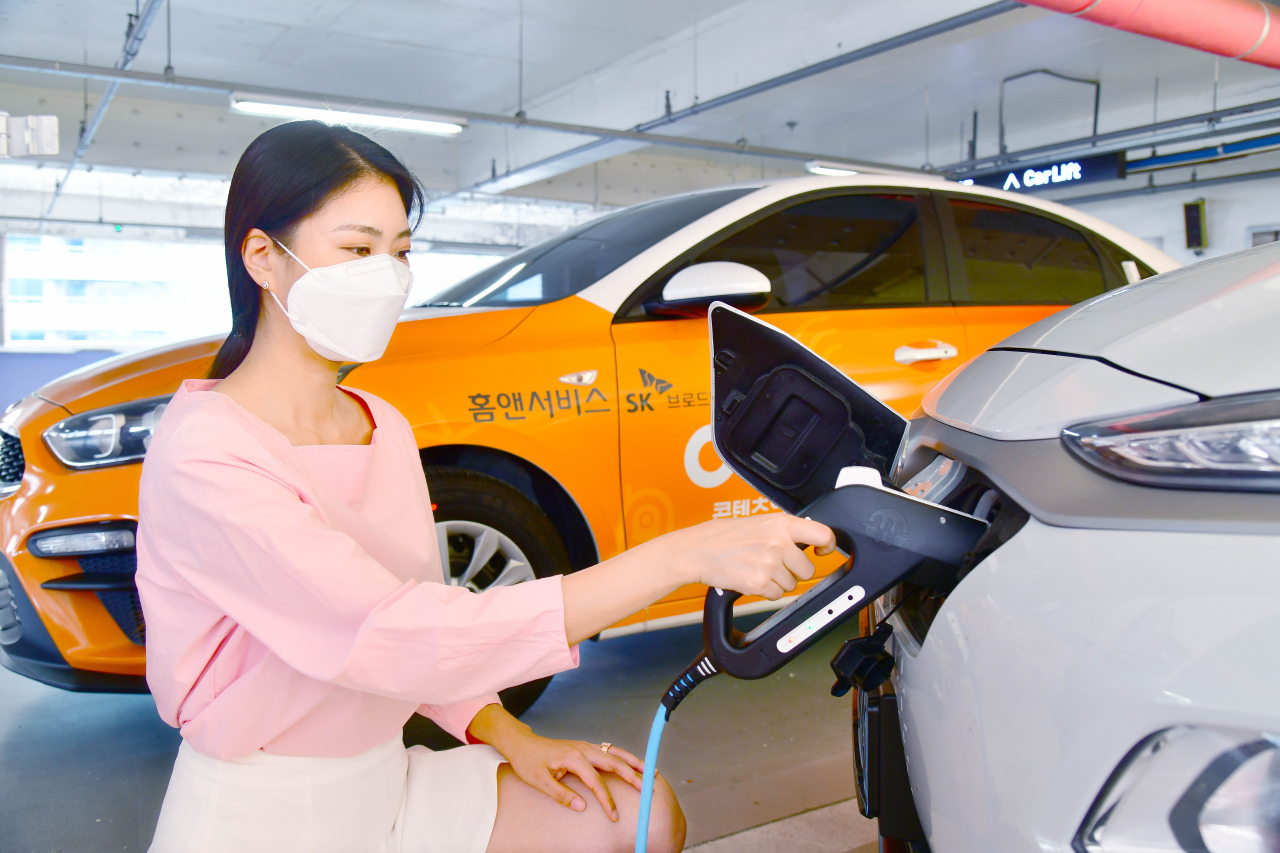 SK브로드밴드 자회사 홈앤서비스 관계자가 전기차를 충전하고 있다. [SK브로드밴드 제공]