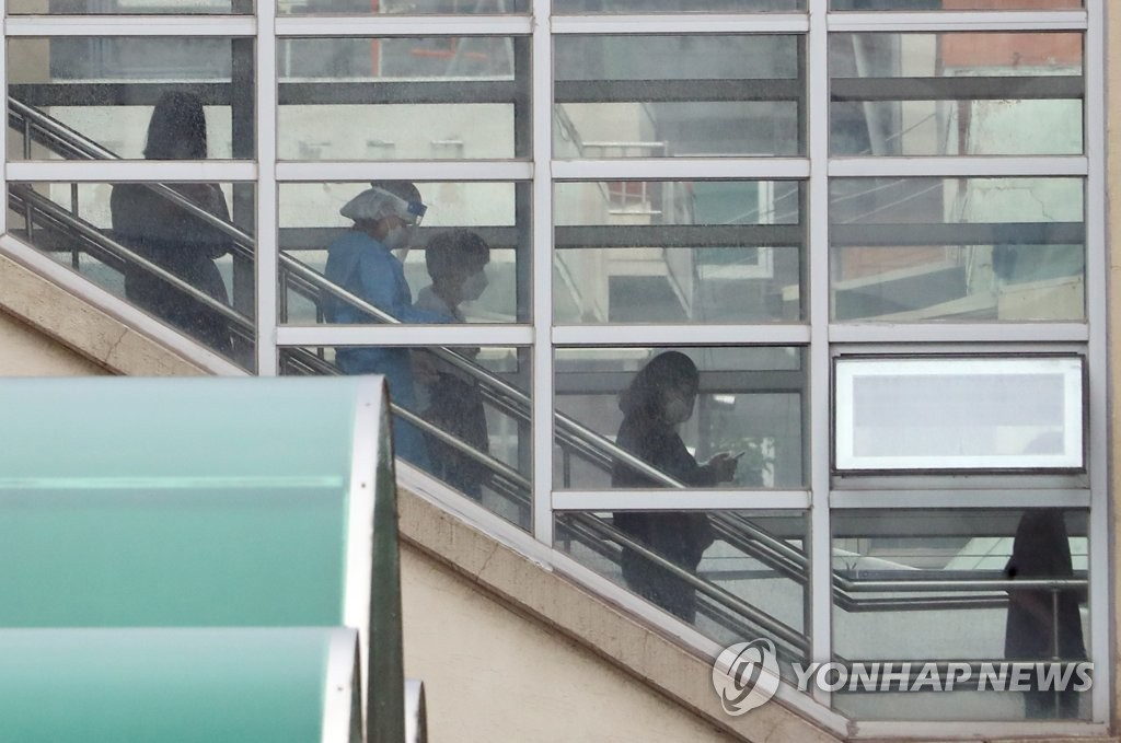 광주 북구의 한 중학교에서 13명의 코로나 19 확진자가 발생해 학생들이 전수검사를 받기위해 대기하고 있다.[연합사진]