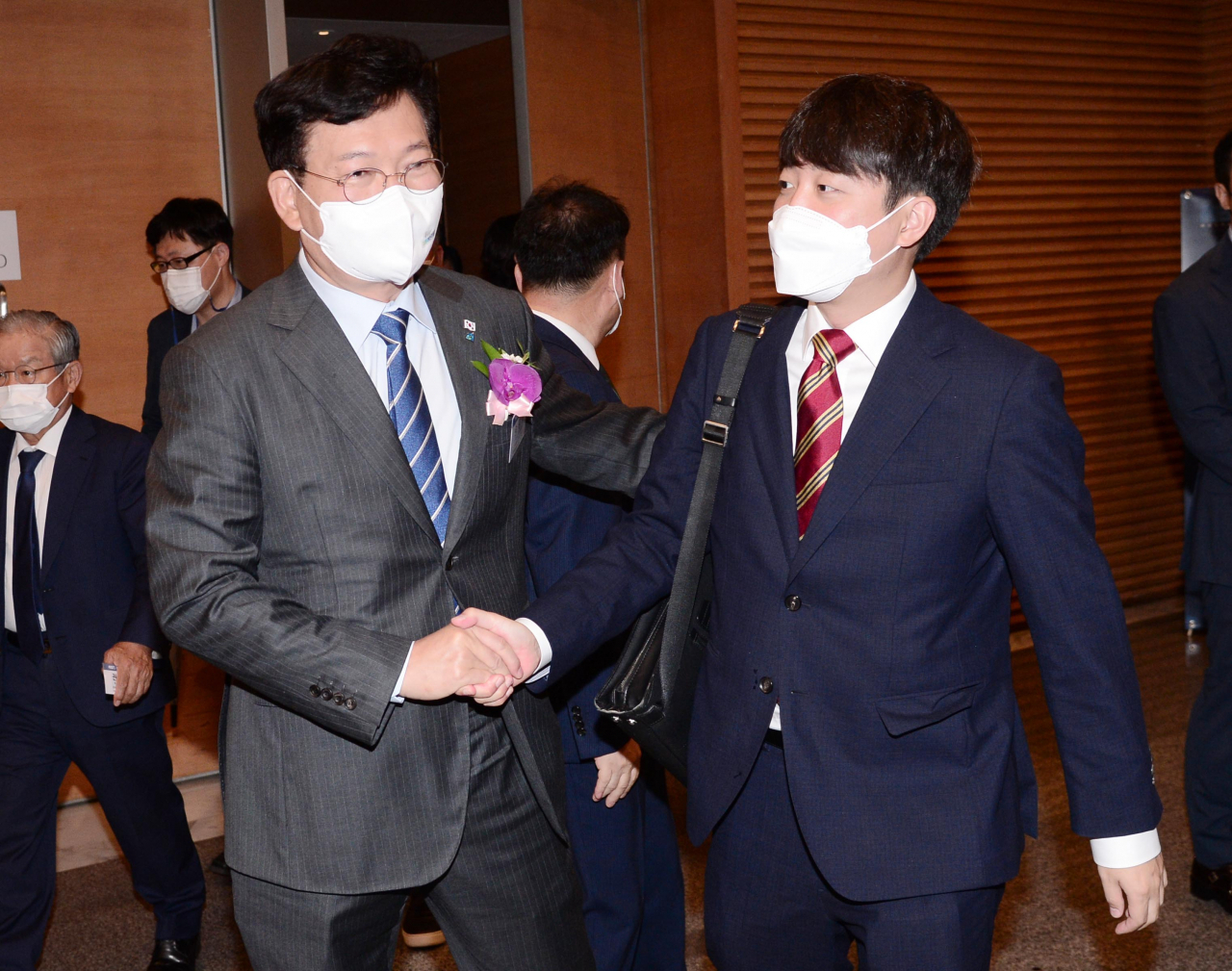 8일 오전 서울 중구 대한상공회의소 국제회의장에서 열린 ‘헤럴드 기업포럼 2021’에서 송영길(왼쪽) 더불어민주당 대표와 이준석(오른쪽) 국민의힘 대표가 대화를 나누고 있다. 박해묵 기자