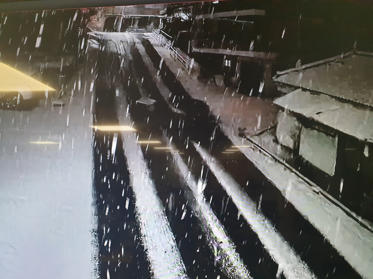 지난 2월 17일 폭설이 내린날. 삼양동 언덕길에 열선이 깔린 구역과 깔리지 않는 구역이 극명하게 대비된다. [강북구 제공]