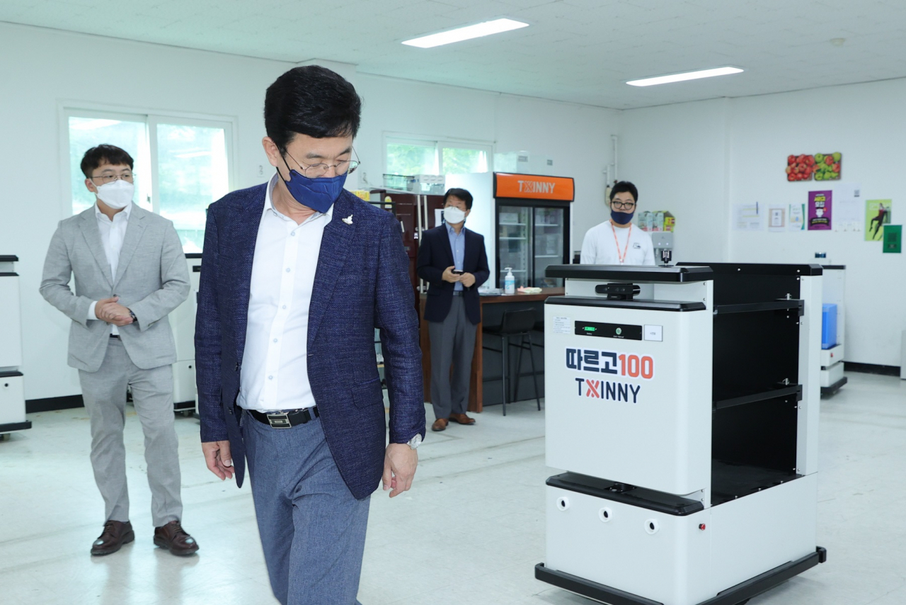 허태정 대전시장이 8일 대전시 중앙로 지하상가에서 커피바리스타로봇의 서비스를 시연하고 있다.