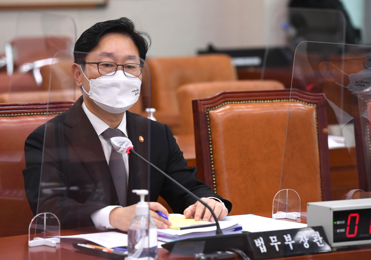 박범계 법무부 장관이 6일 서울 여의도 국회 법제사법위원회에서 열린 '윤석열 전 검찰총장의 고발 사주 의혹'과 관련한 현안 질의를 위한 전체회의에서 답변하고 있다.[연합]