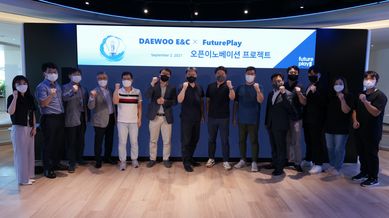 대우건설과 퓨처플레이 임직원이 오픈이노베이션 프로젝트 킥오프를 진행한 뒤 기념 촬영을 하고 있다. [대우건설 제공]