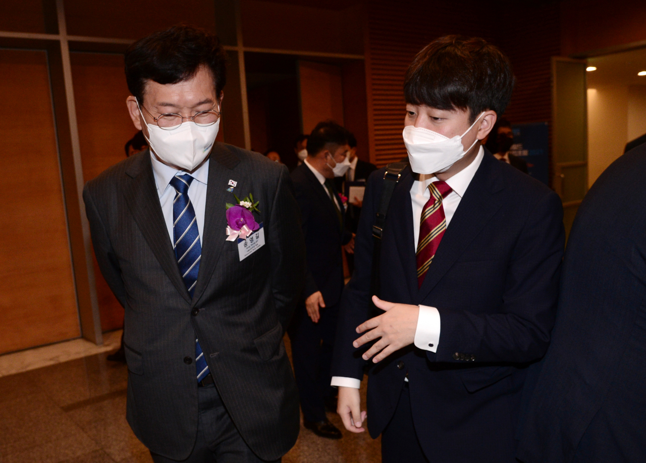 8일 오전 서울 중구 대한상공회의소 국제회의장에서 열린 ‘헤럴드 기업포럼 2021’에서 송영길 더불어민주당 대표와 이준석 국민의힘 대표가 대화를 나누고 있다. [박해묵 기자/mook@heraldcorp.com]