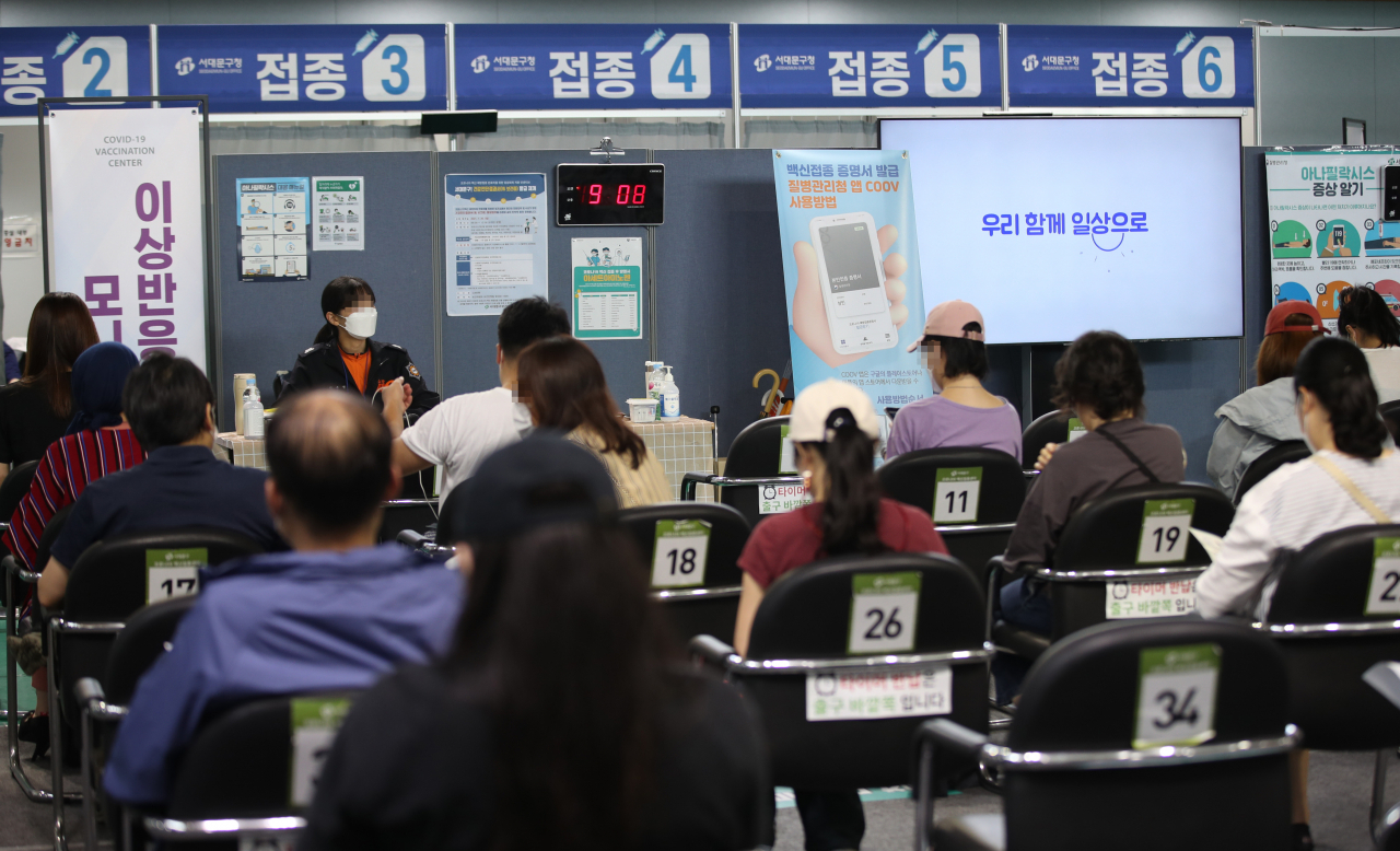 8일 오전 서울 서대문구 북아현문화체육센터에 마련된 코로나19 서대문구 예방접종센터에서 시민들이 백신 접종을 마친 뒤 이상반응 모니터링을 위해 대기하고 있다. 백신이 속속 도착하고 접종에도 속도가 붙으면서 접종률이 빠른 속도로 올라가고 있다. 연합뉴스