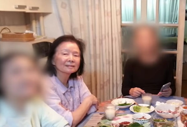 알츠하이머를 앓고 있는 영화배우 윤정희 씨(가운데). [PD수첩 방송화면 캡처]