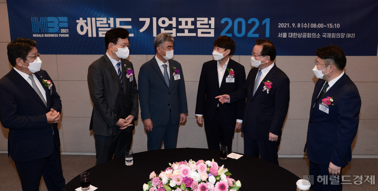 ‘헤럴드 기업포럼 2021’이 8일 서울 중구 대한상공회의소 국제회의장에서 열린 가운데, 주요참석자들이 환담을 나누고 있다. (왼쪽부터) 최진영 코리아헤럴드 대표이사 사장, 송영길 더불어민주당 대표, 정원주 헤럴드 회장, 이준석 국민의힘 대표, 김부겸 국무총리, 전창협 헤럴드 대표이사 사장. [박해묵 기자]