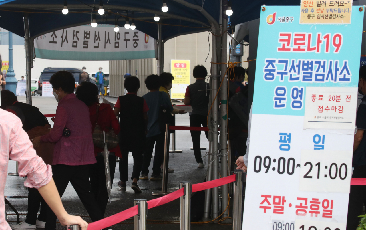 8일 오전 서울역 중구임시선별검사소를 찾은 시민들이 코로나19 진단 검사를 받고 있다. 중앙방역대책본부는 이날 0시 기준 신규 확진자가 2천50명 늘어 누적 26만5천423명이라고 밝혔다. 연합뉴스