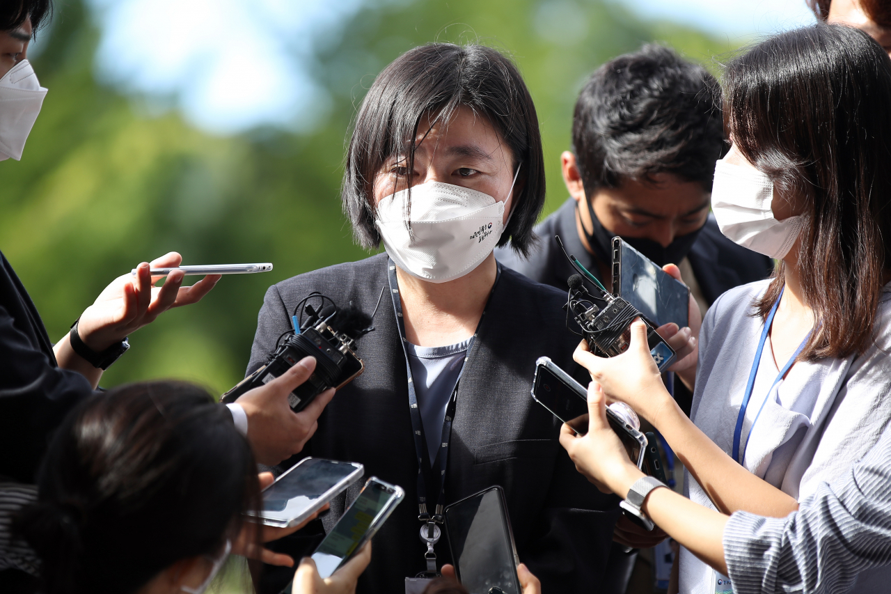 임은정 법무부 감찰담당관이 8일 오전 윤석열 전 검찰총장의 한명숙 전 국무총리 모해위증교사 수사 방해 의혹과 관련해 참고인 신분으로 조사를 받기 전 정부과천청사 공수처 앞에서 입장을 표명하고 있다. [연합]