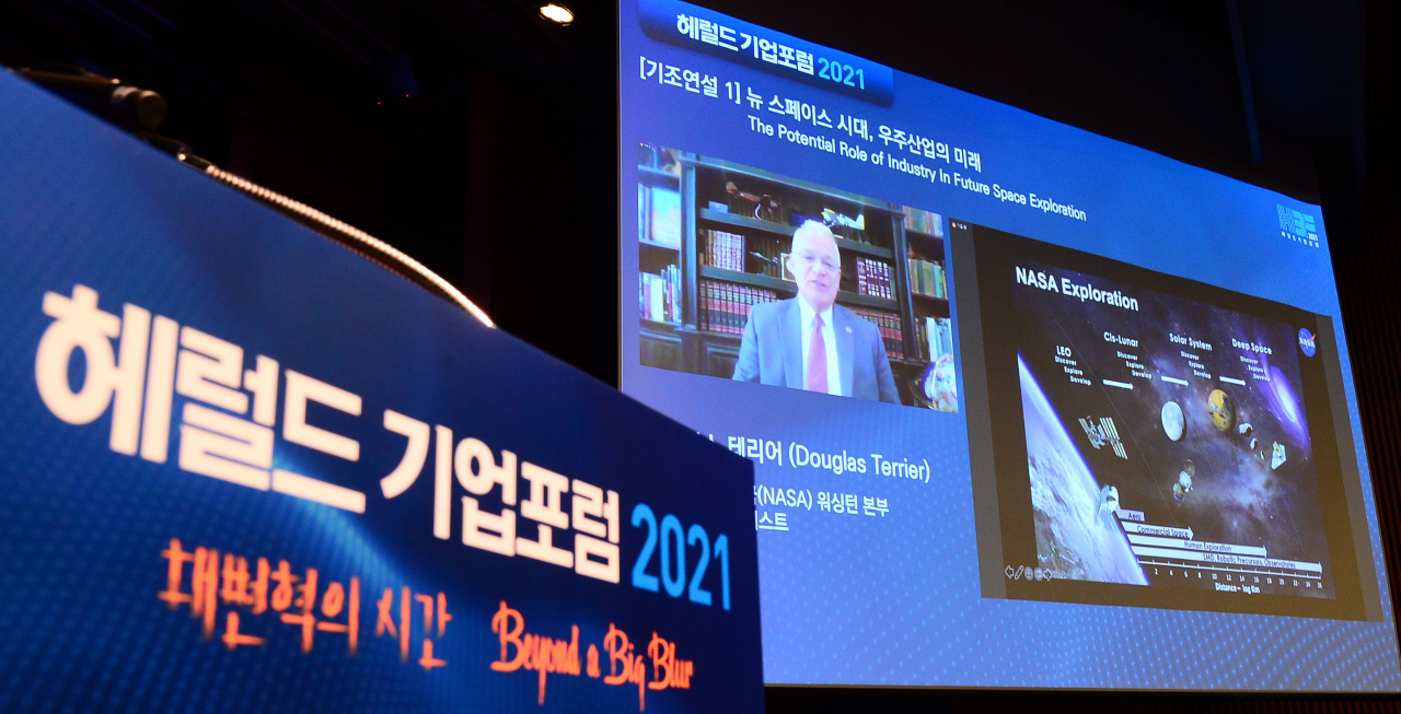 더글러스 테리어 미국 항공우주국(NASA)워싱턴 본부 수석 테크놀로지스트가 8일 서울시 중구 대한상공회의소 국제회의장에서 열린 헤럴드기업포럼에서'뉴 스페이스 시대, 우주산업의 미래'의 주제로 기조연설을 하고 있다. 이번 기조연설은 화상으로 진행됐다. 이상섭 기자.